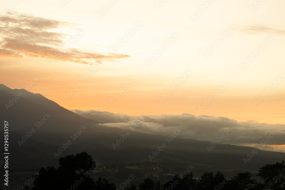 Fototapeta premium Mountain Sunset with Misty Layers