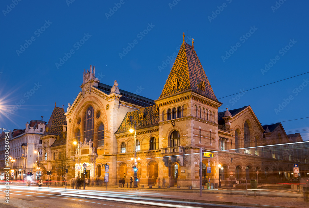 Obraz premium Budapest Central Market Hall at night