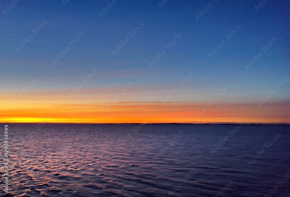 Fototapeta premium Peaceful ocean horizon under a stunning sunset sky. The perfect blend of nature, travel, and scenic beauty captured in a single moment.