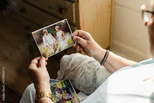 Canvas Print Elderly person holding a photo of a couple outdoors