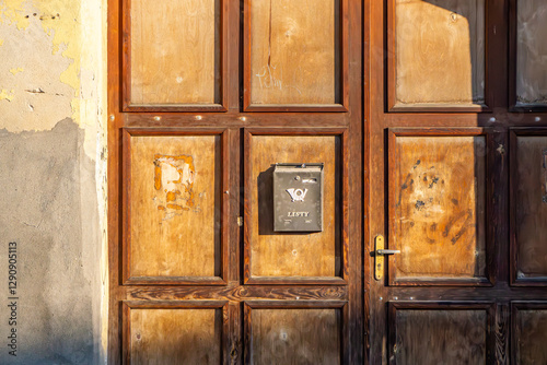 Foto old metal box for letters and correspondence on the wooden gate to an old teneme