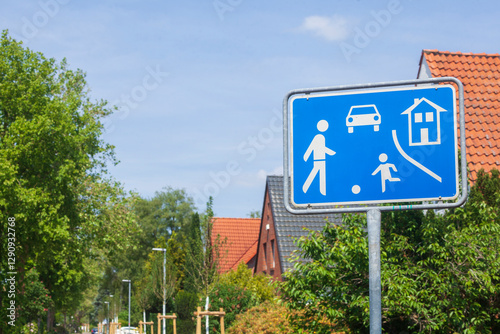 Wohngebäude mit Verkehrsschild, Lilienthal, Niedersachsen, Deutschland