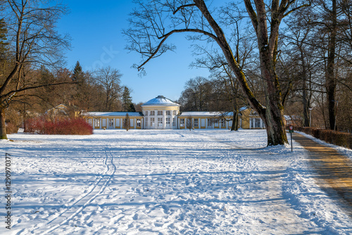 Obraz na płótnie Small colonnade in Marianske Lazne (Marienbad) - snow winter in spa park. Spa architecture - colonnade of cold mineral water spring Ferdinand - Czech Republic, Europe w salonie
