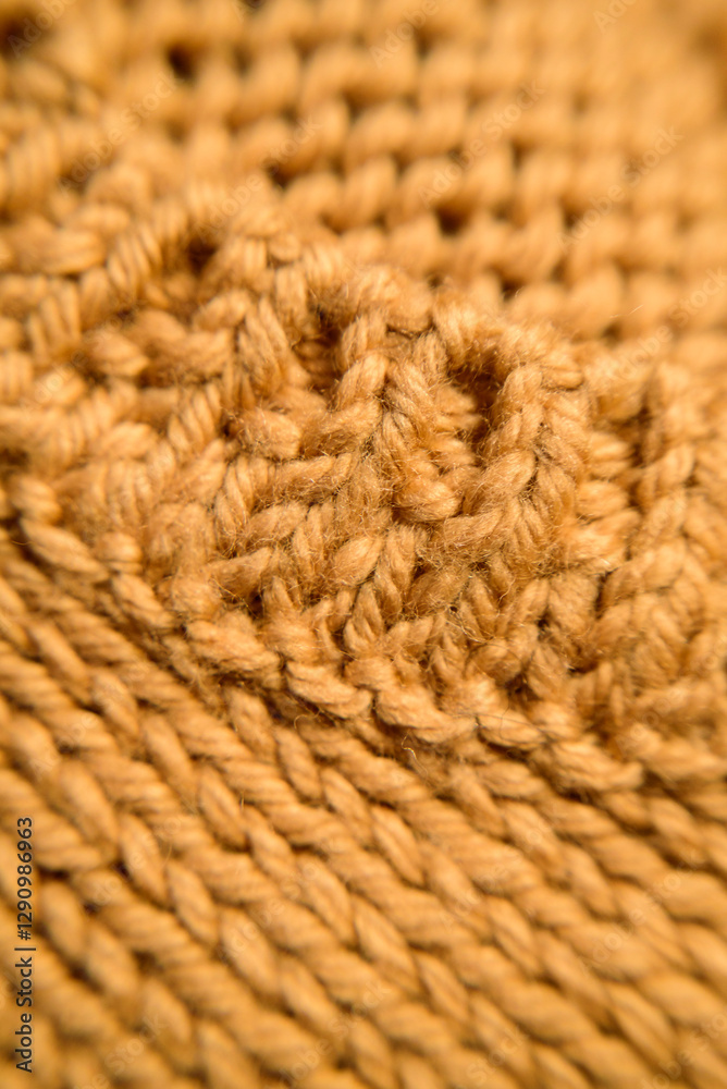 Detalle cuello de jersey de lana marrón tejida en un punto cerrado Detalle cuello de jersey de lana marrón tejida en un punto cerrado