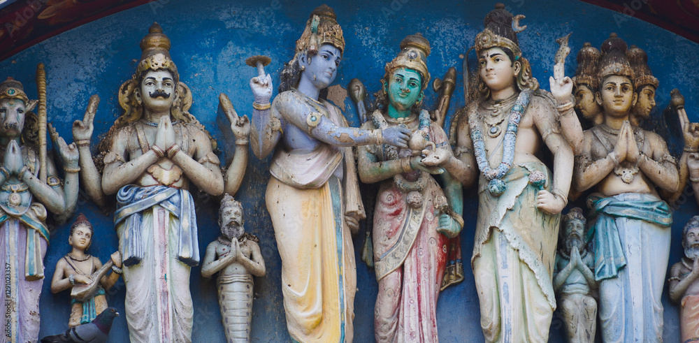 Obraz premium closeup shot of sundareswarar temple , Shiva and Meenakshi Madurai wedding