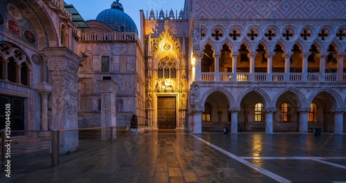 Fotografie Doge's Palace at Dusk