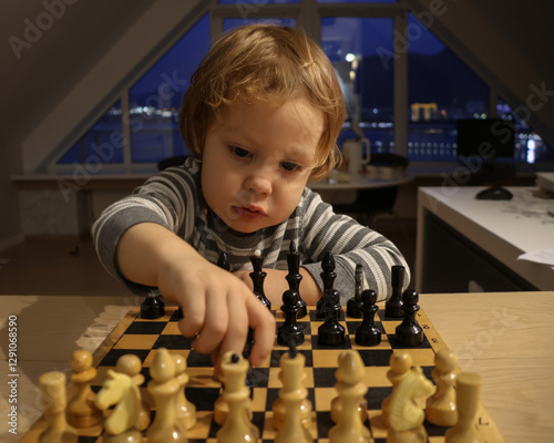 Obraz na płótnie child plays chess w salonie