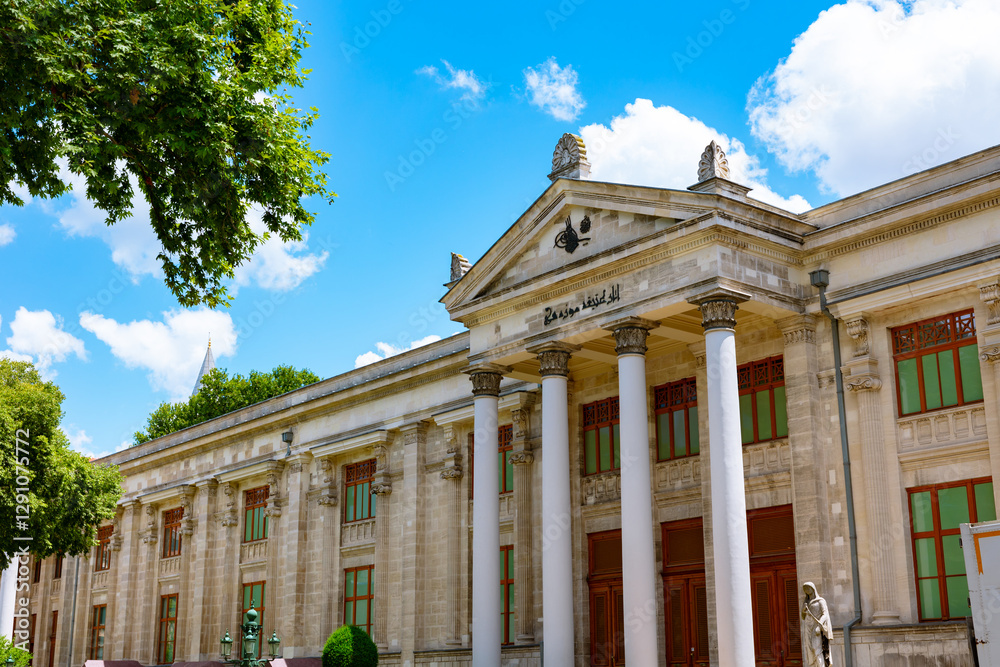 Obraz premium Istanbul Archaeology Museum in the summer.