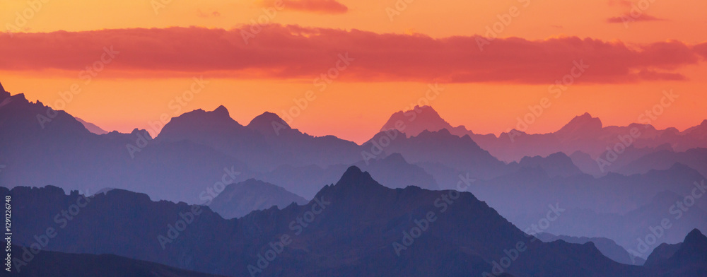Obraz premium Mountains on sunset