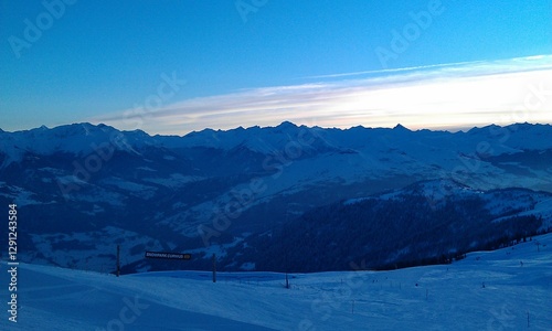 Montagna innevata in inverno photo