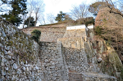 備中松山城  厩曲輪跡の石垣と土塀 photo