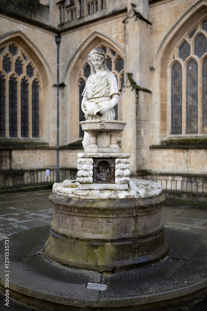 Obraz premium Statue outside old church