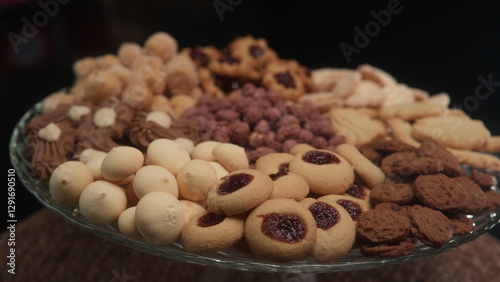 Bandeja com petit fours, biscoitos e cookies amanteigados. photo