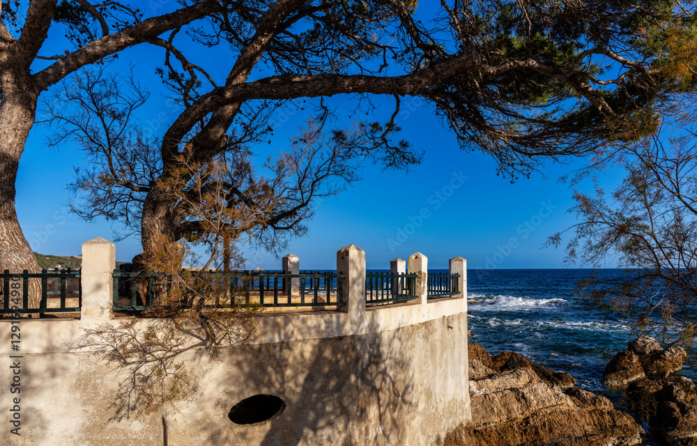 Landschaft und Küstengebiet im Norden Mallorcas, Cala Rajada, Balearen,. Spanien