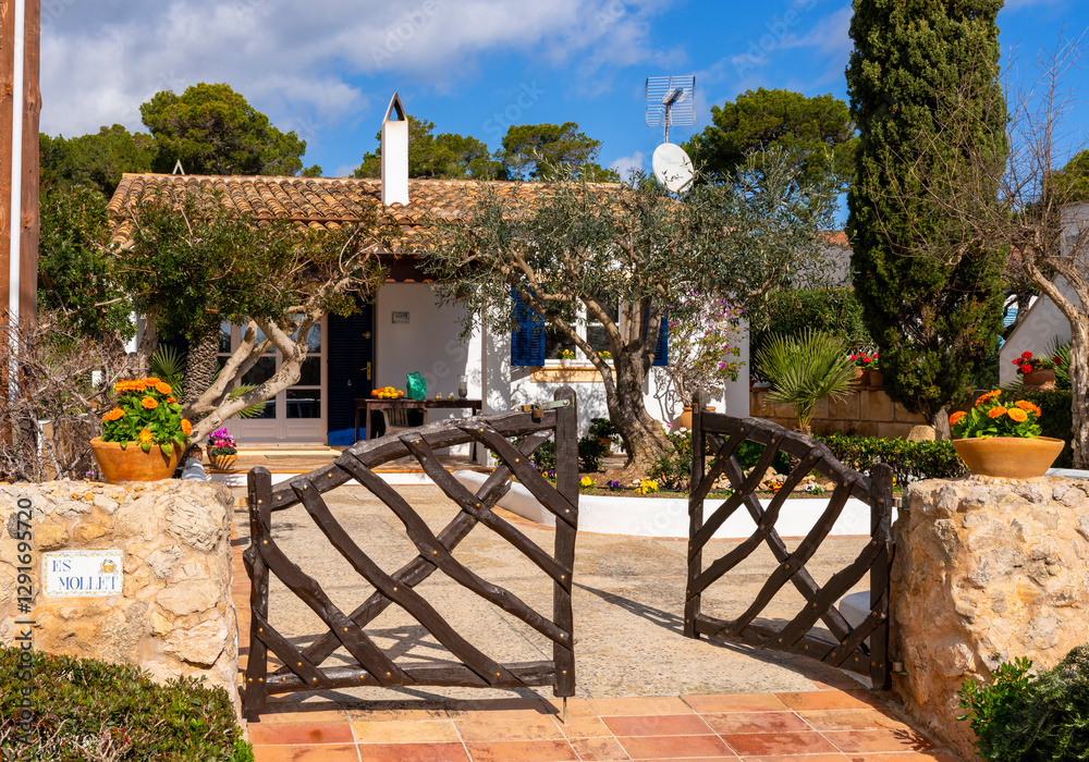 kleine Wohnhäuser und Villen an der Nordküste, Cala Rajada, Balearen, Mallorca, Spanien