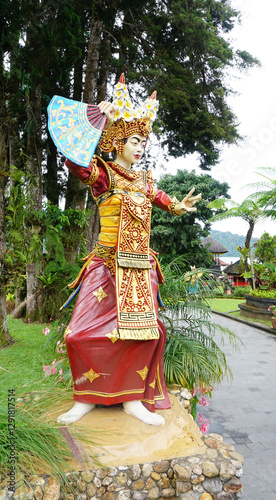 Obraz na płótnie A colorful statue beautifully showcasing traditional dance attire in Ulun Danu Beratan Temple w salonie