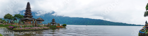 Obraz na płótnie Pura Ulun Danu Beratan temple balinese hindu temple on a Bedugul lake in Bali, Indonesia w salonie