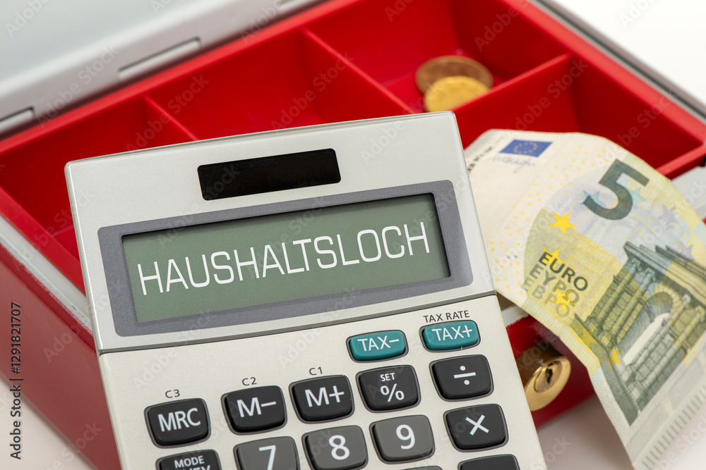 Eine leere Geldkasse und darüber ein Taschenrechner mit der Aufschift: Haushaltsloch Eine leere Geldkasse und darüber ein Taschenrechner mit der Aufschift: Haushaltsloch