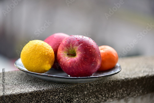 Fototapeta Naklejka Na Ścianę i Meble -  apple and lemon  on a plate
