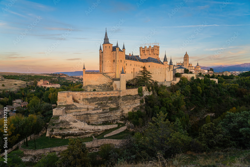 Obraz premium Sunset on the Alcázar of Segovia, a medieval castle built on a rocky crag in Castile and León, Spain