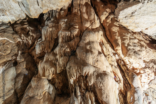 Obraz na płótnie parete formata da antiche colate e concrezioni di minerali all'interno di una cavità naturale w salonie
