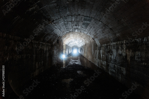 Obraz na płótnie vista panoramica ed in prospettiva degli interni di un'antico bunker abbandonato della seconda guerra mondiale w salonie