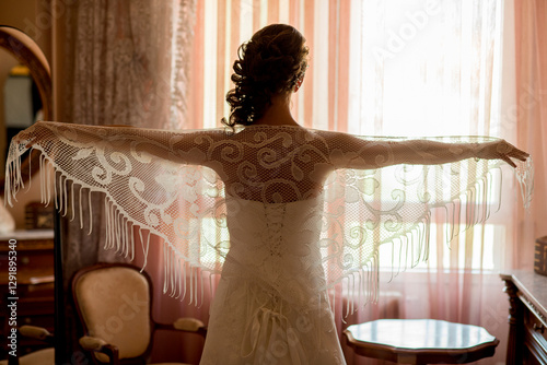 enseñar y colocar velo del vestido de novia, con un decorado bonito y enseñar la espalda
