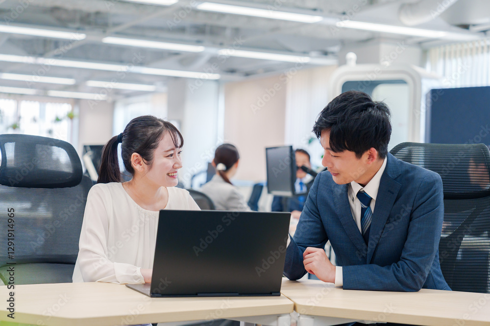 先輩社員から業務を教えてもらう新人の女性 先輩社員から業務を教えてもらう新人の女性