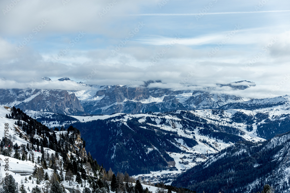 Auf zum Gebirgspass Grödner Joch zwischen Wolkenstein und Corvar - Südtirol - Italien