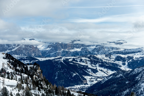 Obraz na płótnie Auf zum Gebirgspass Grödner Joch zwischen Wolkenstein und Corvar - Südtirol - Italien w salonie