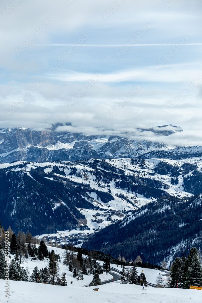 Auf zum Gebirgspass Grödner Joch zwischen Wolkenstein und Corvar - Südtirol - Italien