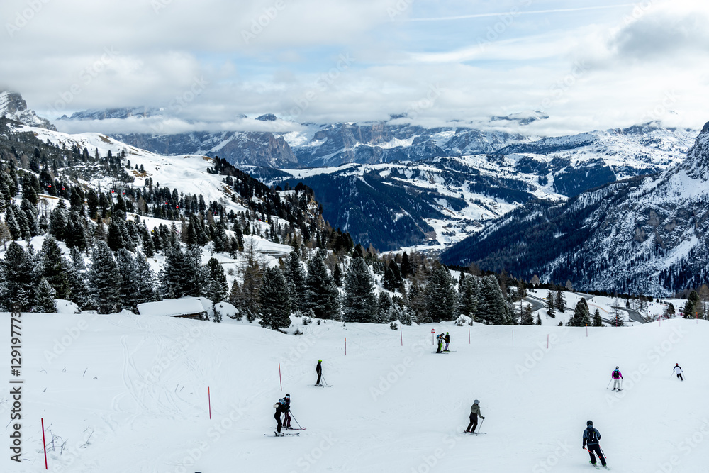 Auf zum Gebirgspass Grödner Joch zwischen Wolkenstein und Corvar - Südtirol - Italien