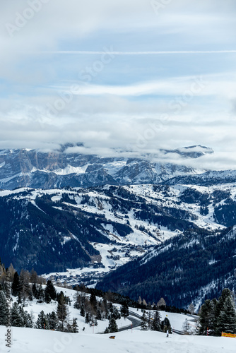 Obraz na płótnie Auf zum Gebirgspass Grödner Joch zwischen Wolkenstein und Corvar - Südtirol - Italien w salonie