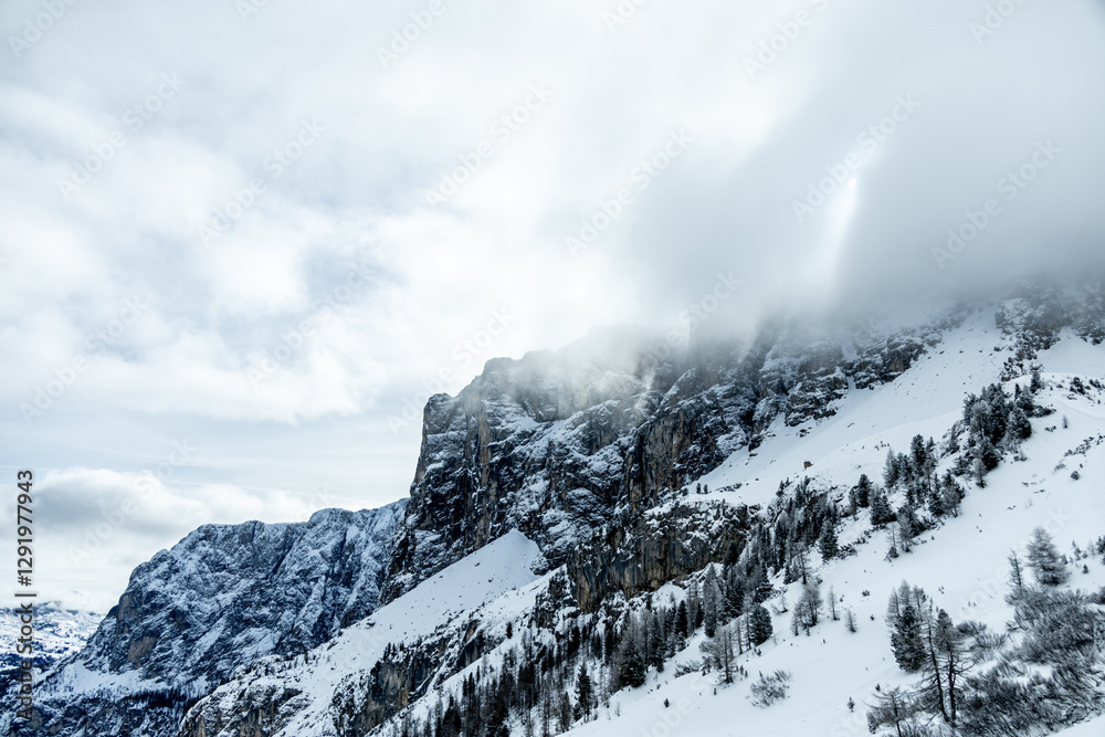 Auf zum Gebirgspass Grödner Joch zwischen Wolkenstein und Corvar - Südtirol - Italien