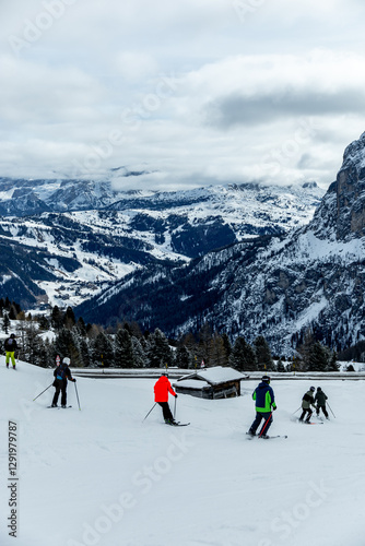 Auf zum Gebirgspass Grödner Joch zwischen Wolkenstein und Corvar - Südtirol - Italien