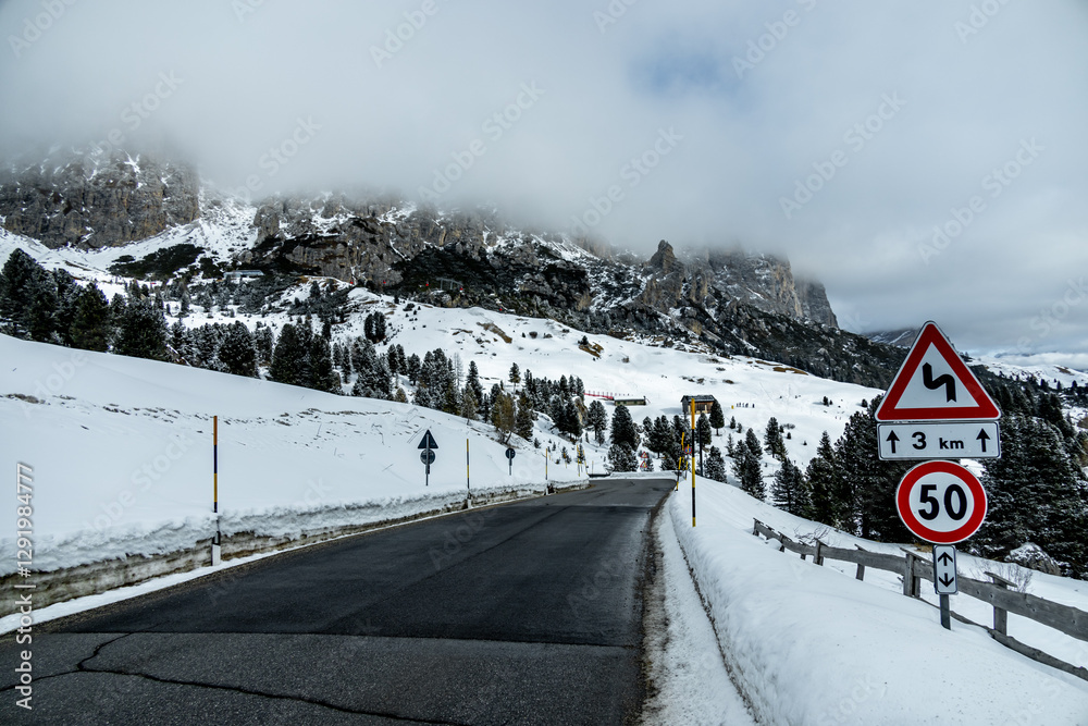Auf zum Gebirgspass Grödner Joch zwischen Wolkenstein und Corvar - Südtirol - Italien