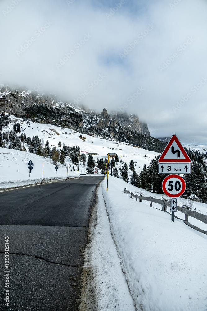 Auf zum Gebirgspass Grödner Joch zwischen Wolkenstein und Corvar - Südtirol - Italien