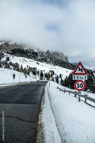 Obraz na płótnie Auf zum Gebirgspass Grödner Joch zwischen Wolkenstein und Corvar - Südtirol - Italien w salonie