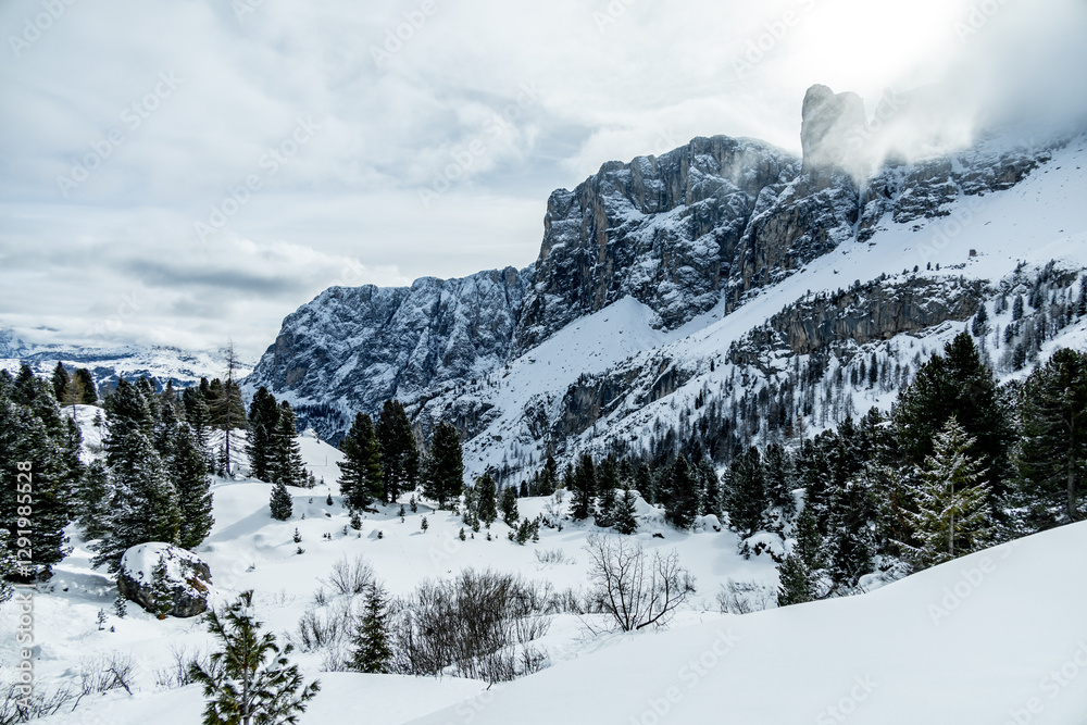 Auf zum Gebirgspass Grödner Joch zwischen Wolkenstein und Corvar - Südtirol - Italien