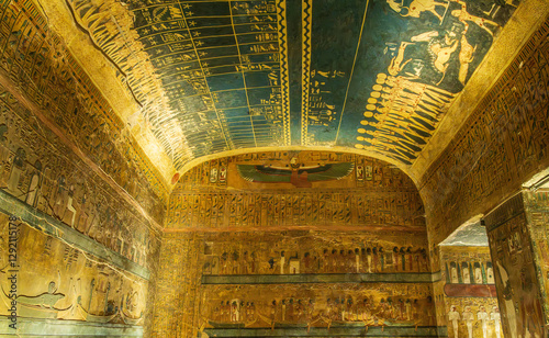 Fotografía Detailed ornate wall painting on walls and ceiling of KV17 royal tomb for Seti I