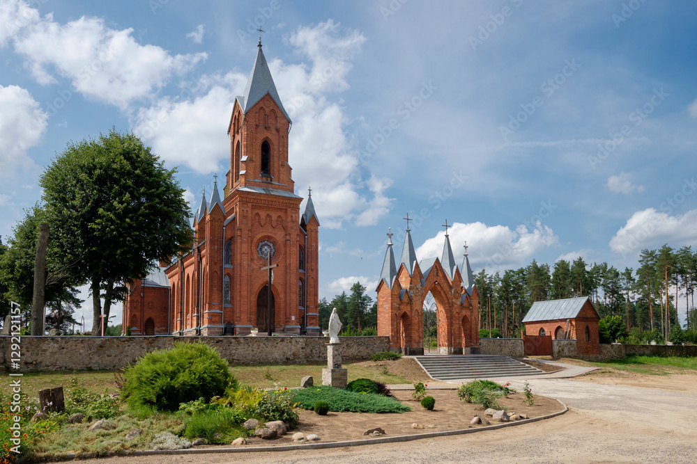Φωτογραφία A  Neo Gothic Catholic church of St Alexis with pointed towers and an ornate ent