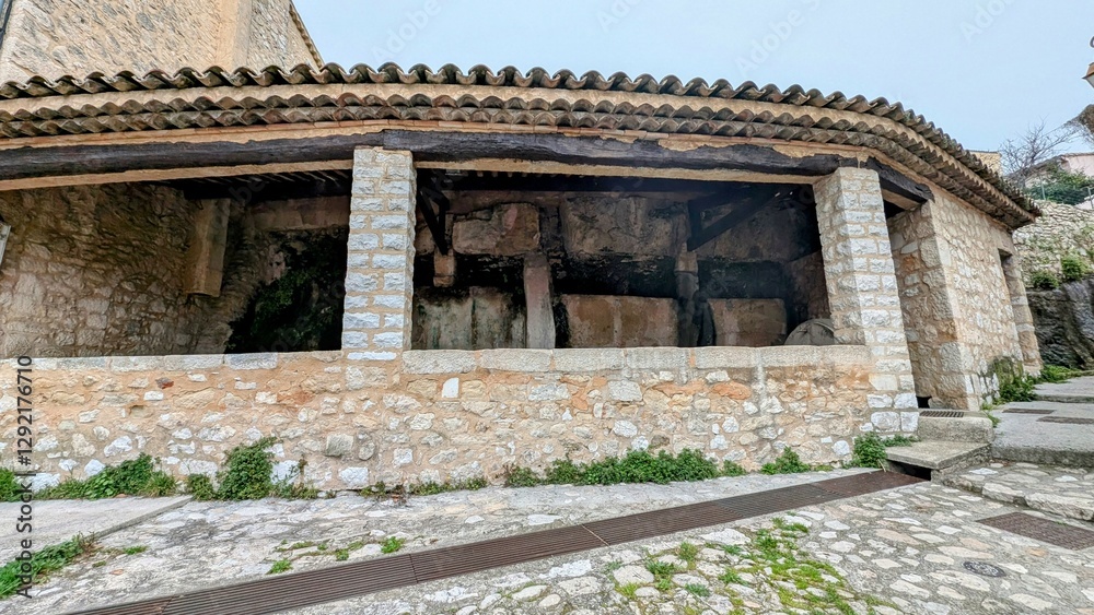 TOURRETTES-SUR-LOUP (Alpes-Maritimes)