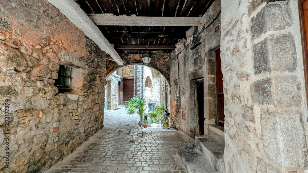 TOURRETTES-SUR-LOUP (Alpes-Maritimes)