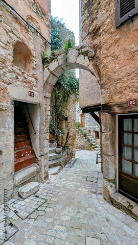 TOURRETTES-SUR-LOUP (Alpes-Maritimes)