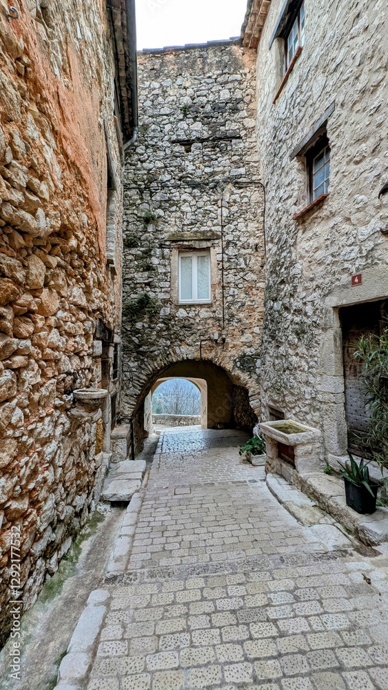 TOURRETTES-SUR-LOUP (Alpes-Maritimes)