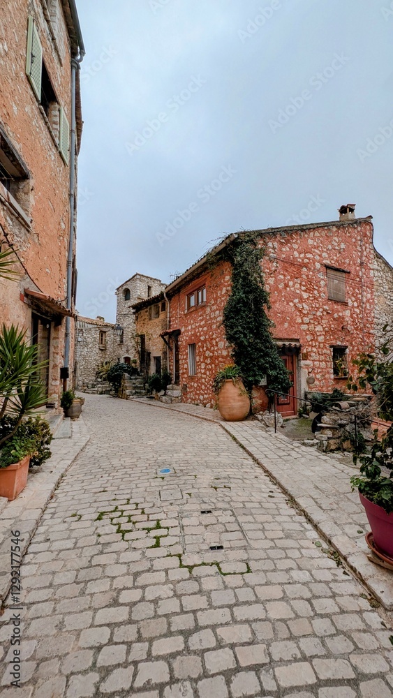 TOURRETTES-SUR-LOUP (Alpes-Maritimes)