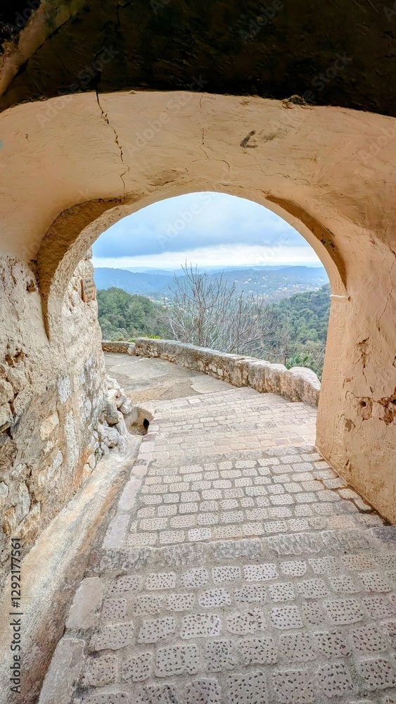 TOURRETTES-SUR-LOUP (Alpes-Maritimes)