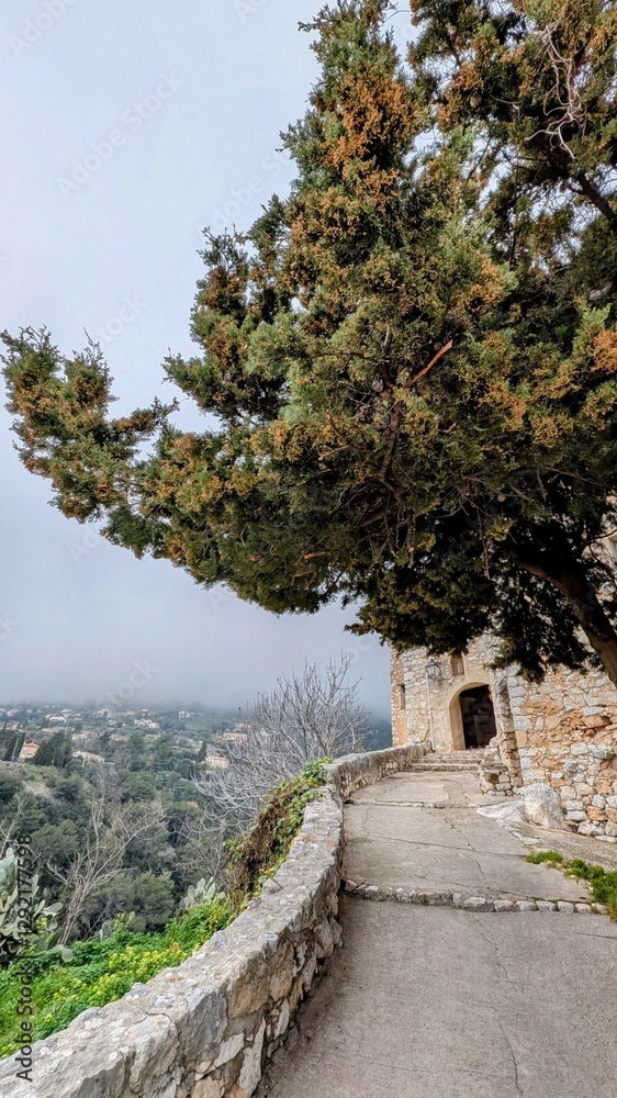 TOURRETTES-SUR-LOUP (Alpes-Maritimes)