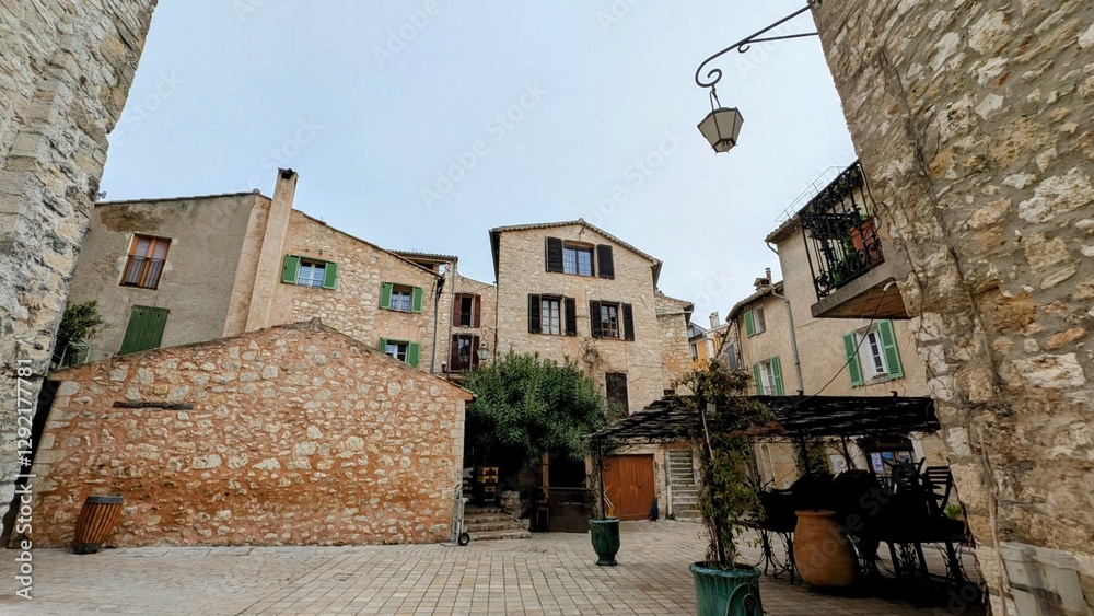 TOURRETTES-SUR-LOUP (Alpes-Maritimes)