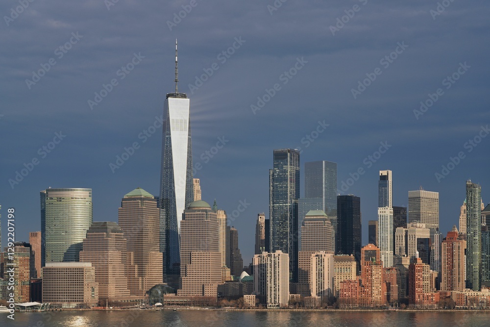Obraz premium The light of the setting sun reflects off the WTC.